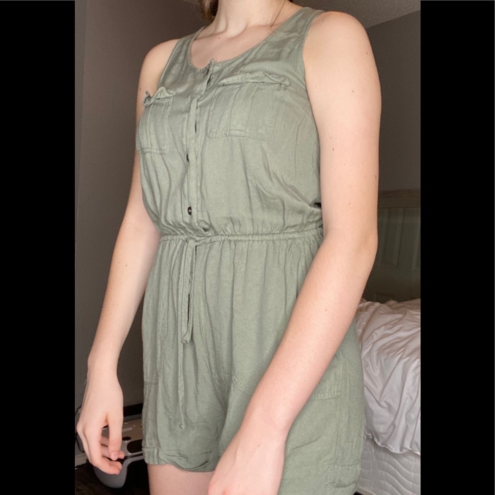 I’m selling this green romper